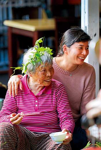 林依瑩從小被阿嬤帶大，對長輩很有親切感，她投入老人福利事務多年，在長輩旁總能自然綻放笑靨